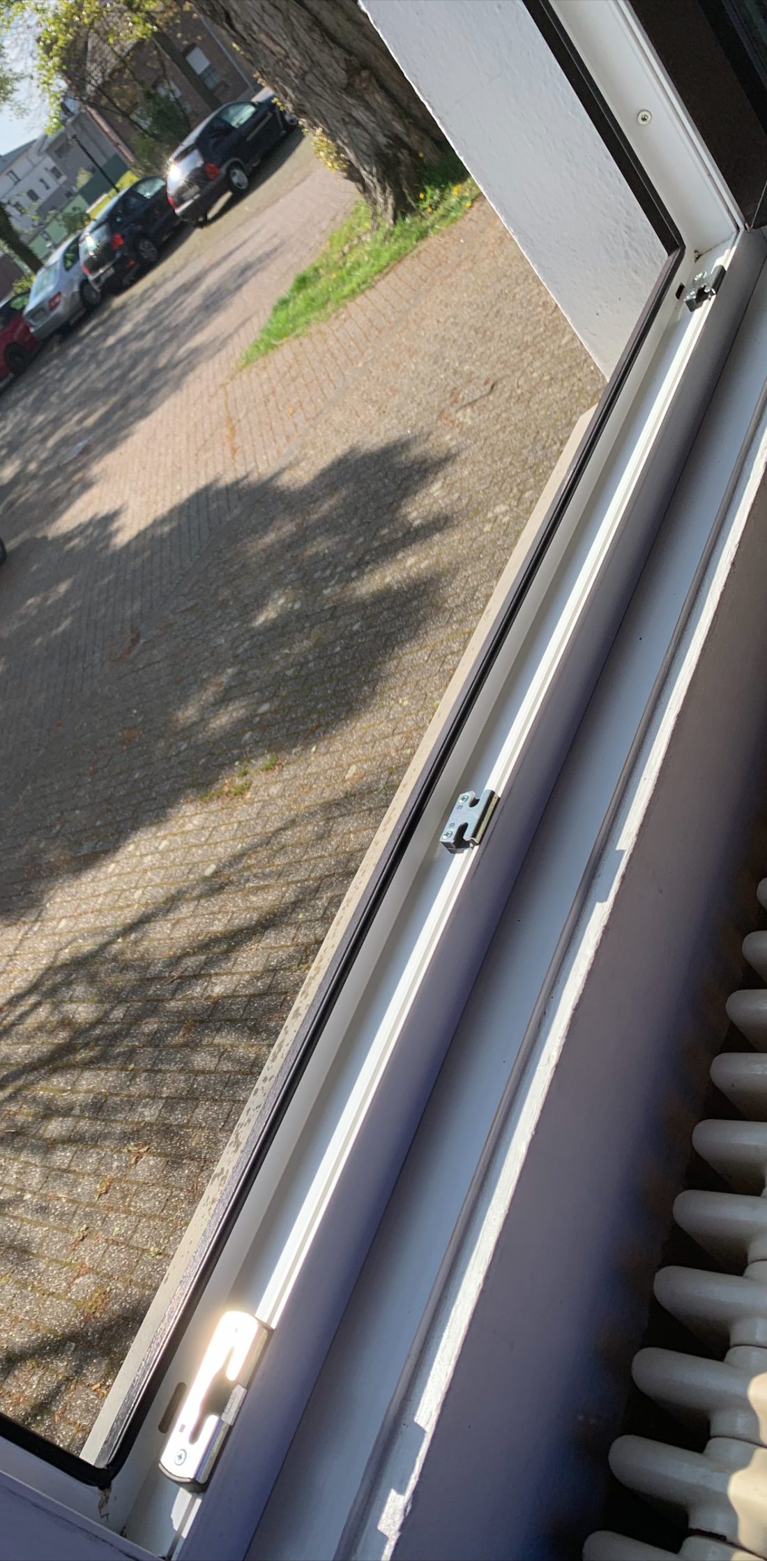 Fensterrahmen und Fensterbank nach der Reinigung