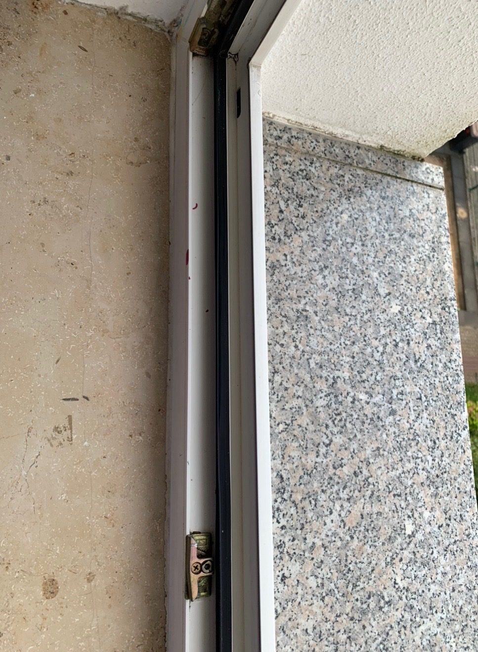 Fensterfalz nach der Reinigung