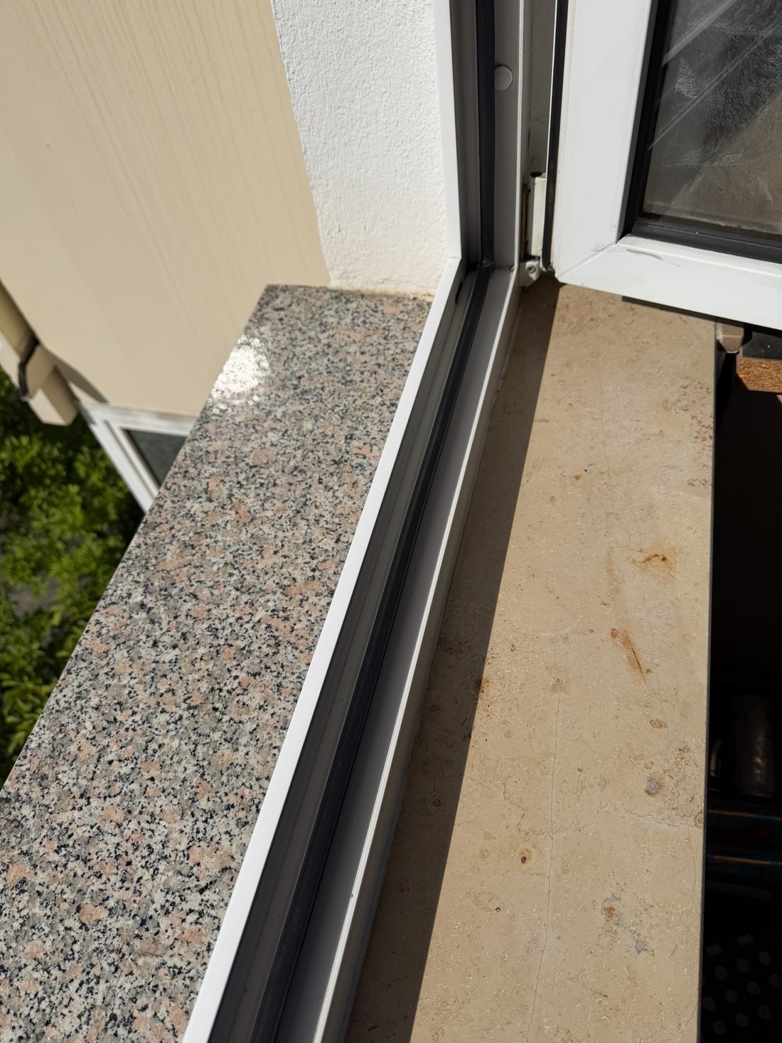 Fensterfalz und Fensterbank nach der Reinigung